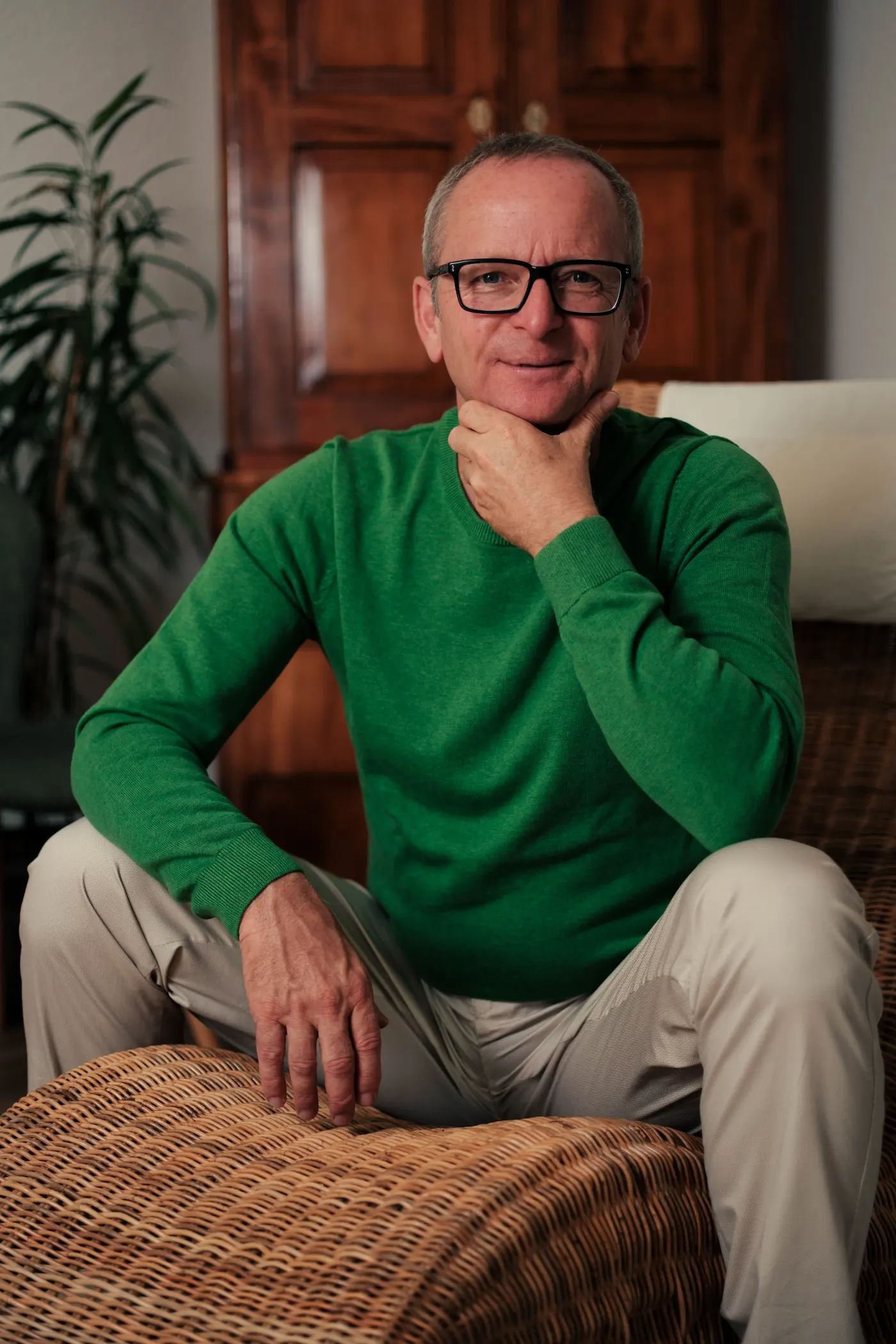 Porträt von Eckart Julitz, entspannt sitzend in einem Sessel