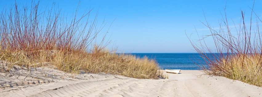 Dünenweg mit Blick auf das Meer als Symbol für Weite, Orientierung und innere Ruhe